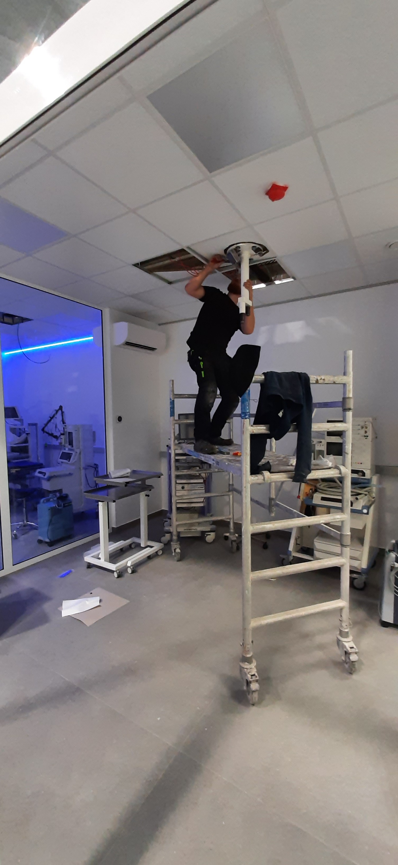 Elektricien aan het werk in een dierenkliniek