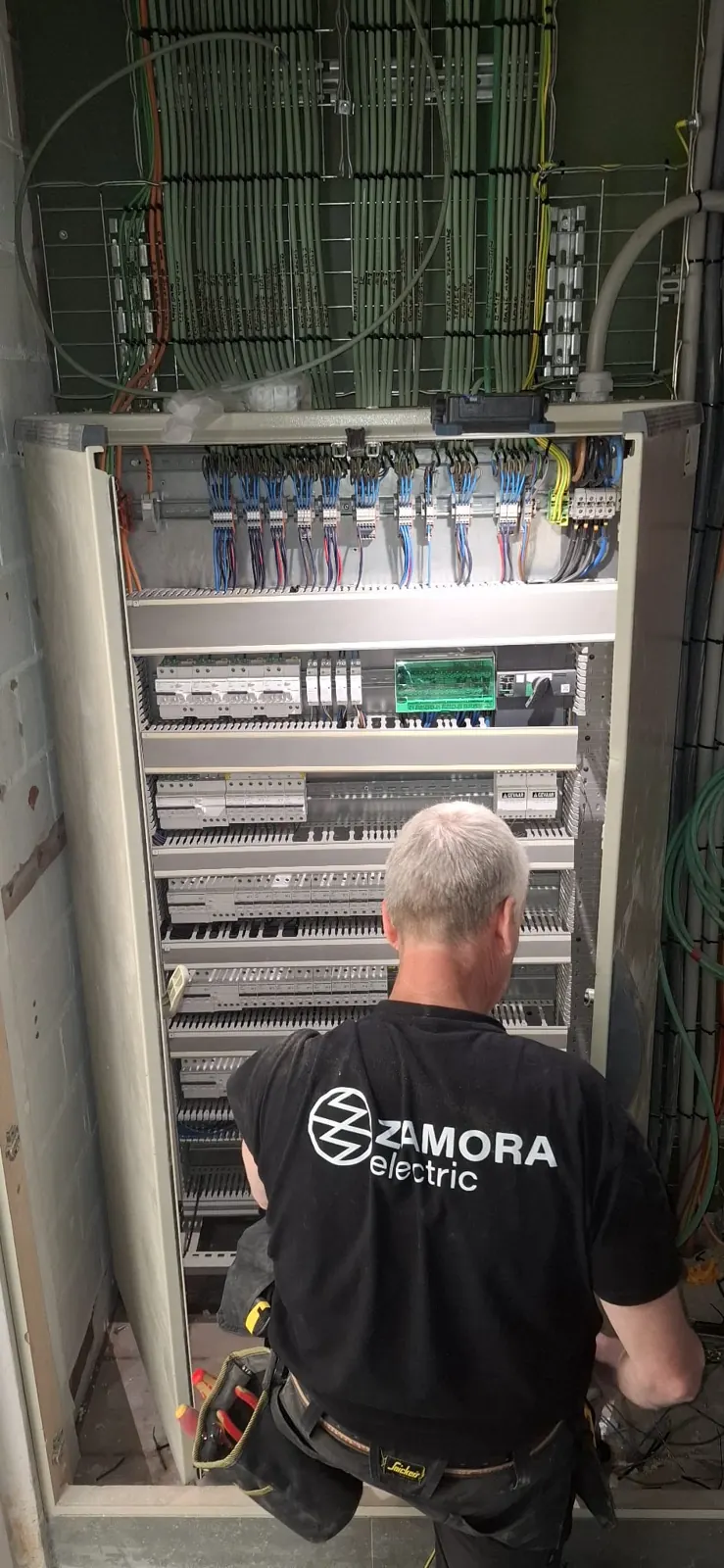 Elektricien van Zamora Electric aan het verdeelbord