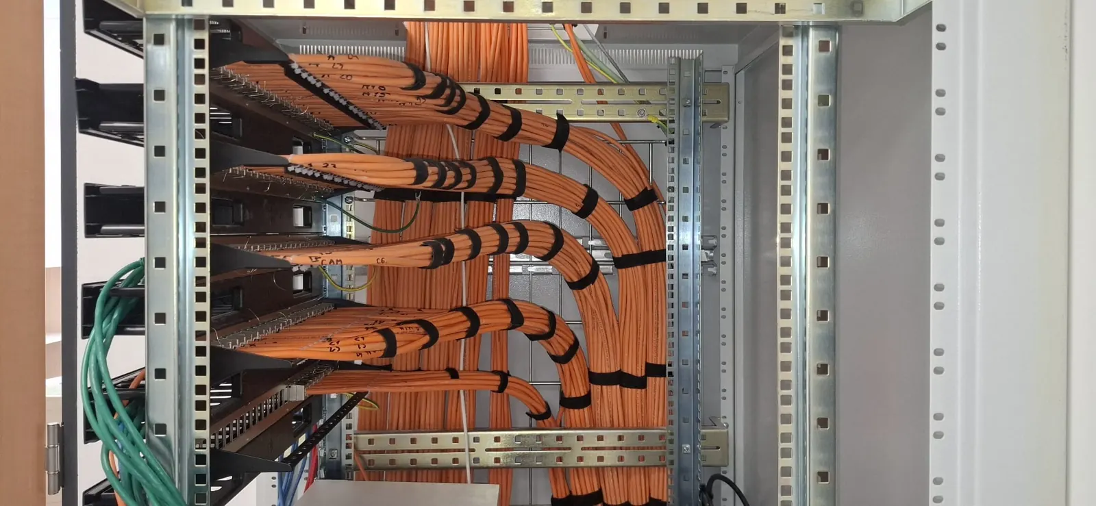 Netjes gebundelde netwerkkabels in een serverkast