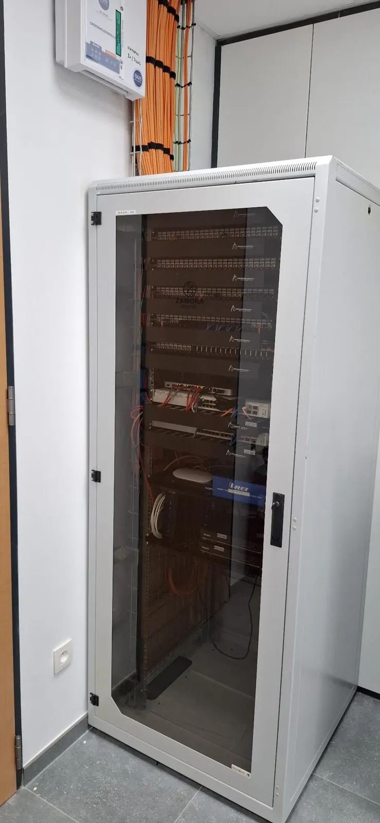 Serverkast voor netwerk en databekabeling