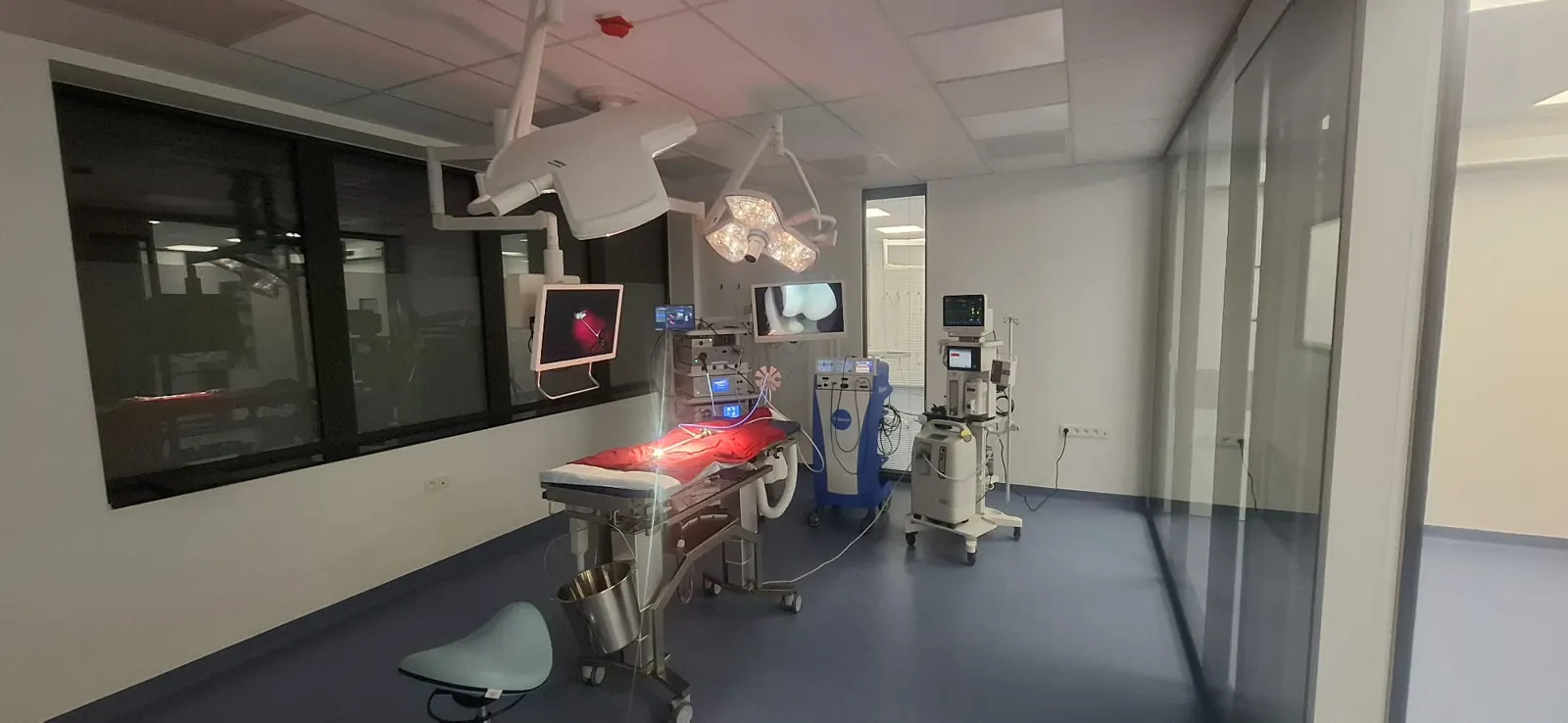 Operatiezaal met verlichting en audiovisuele systemen