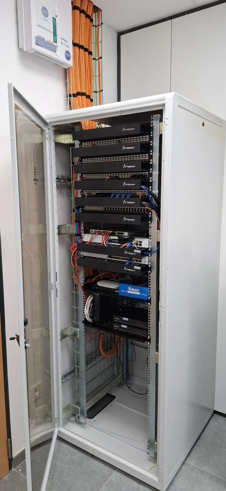 Geopende netwerkkast met patchpanelen