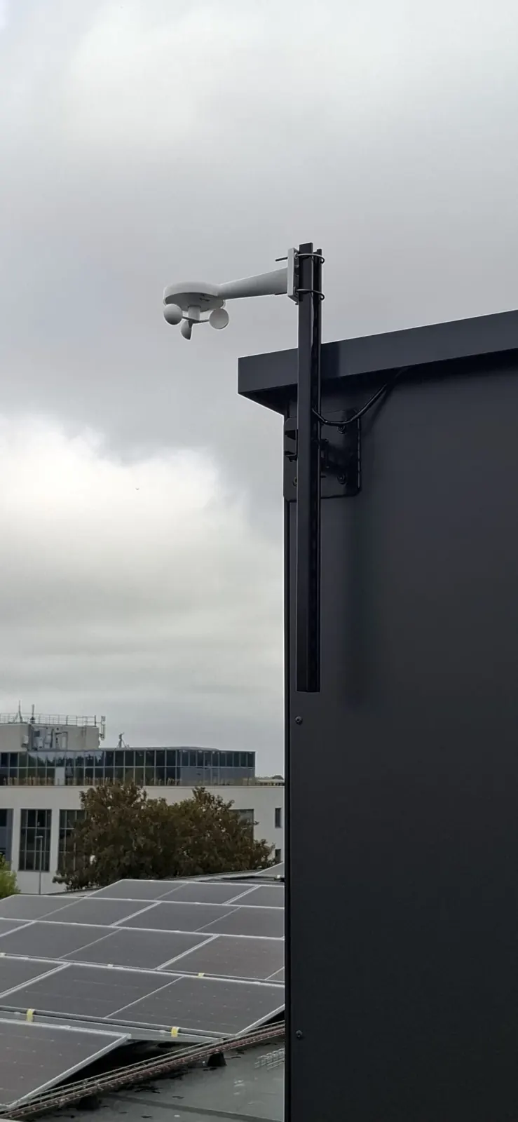 Weerstation op het dak naast de zonnepanelen