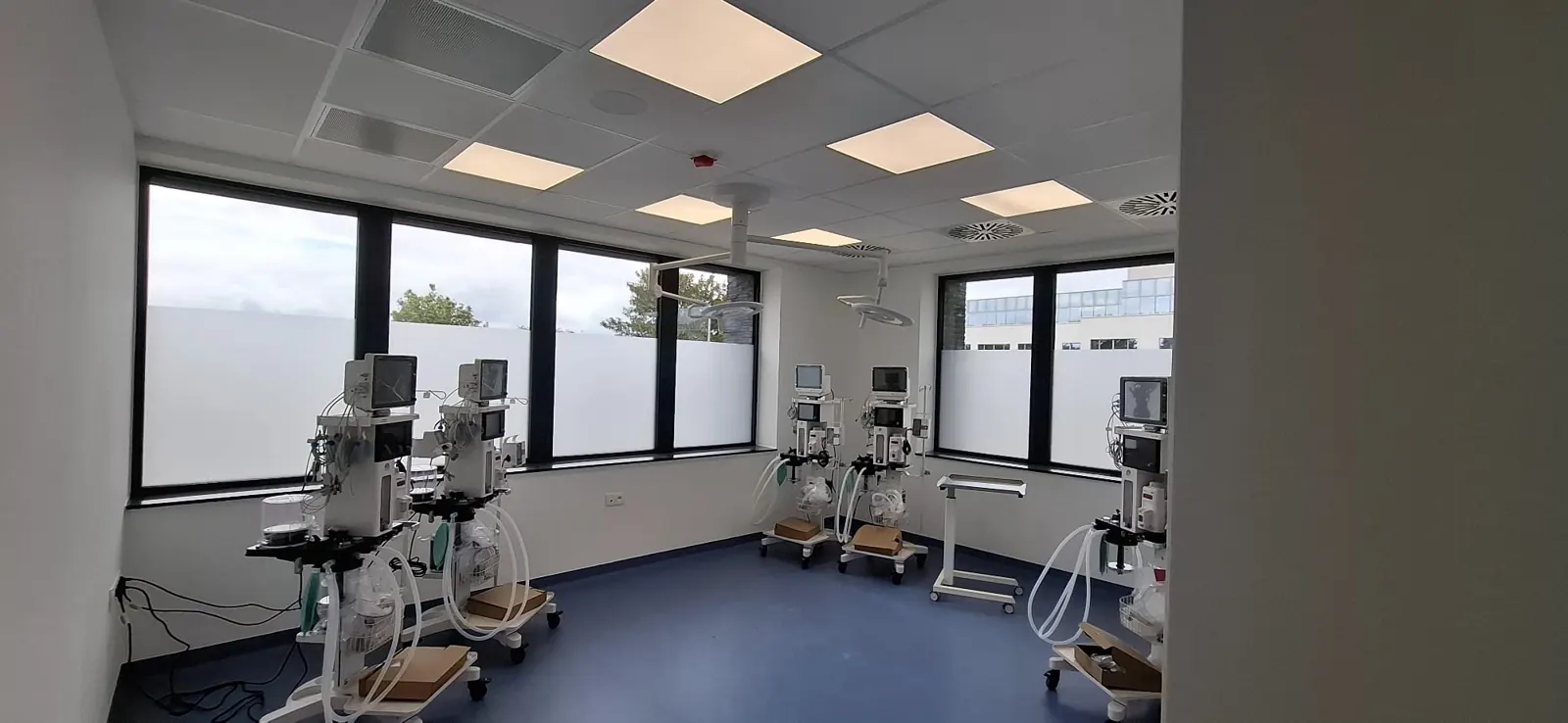 Lichte behandelruimte met LED-panelen