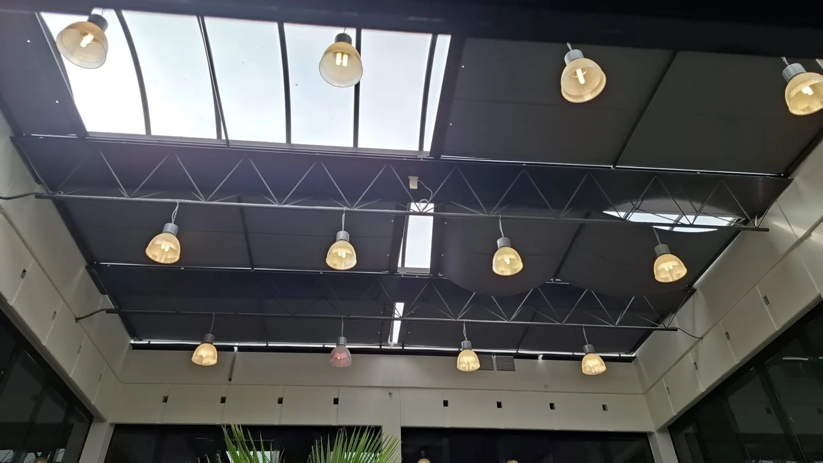 Hanglampen onder het glazen dak van de wachtruimte