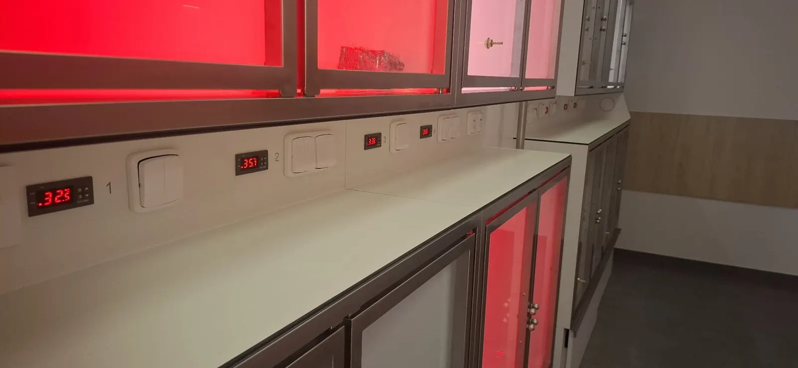 Ruimte met temperatuurdisplays en sturing