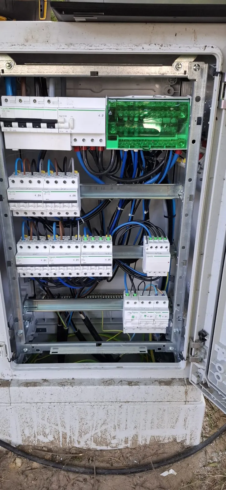 Overzichtelijk opgebouwde verdeelkast met gelabelde circuits