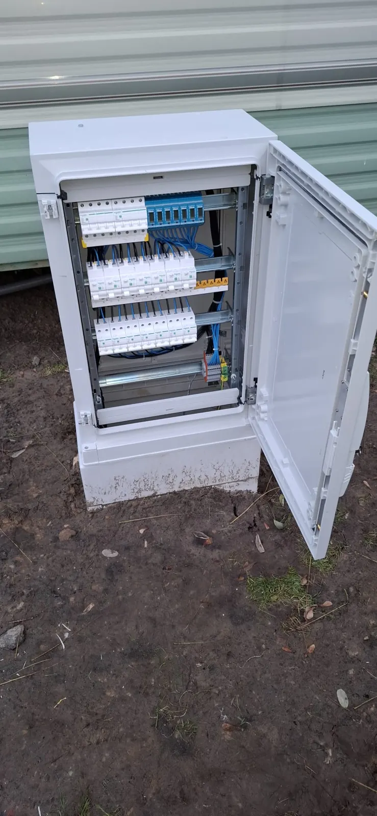 Verdeelkast met automaten en verliesstroomschakelaars