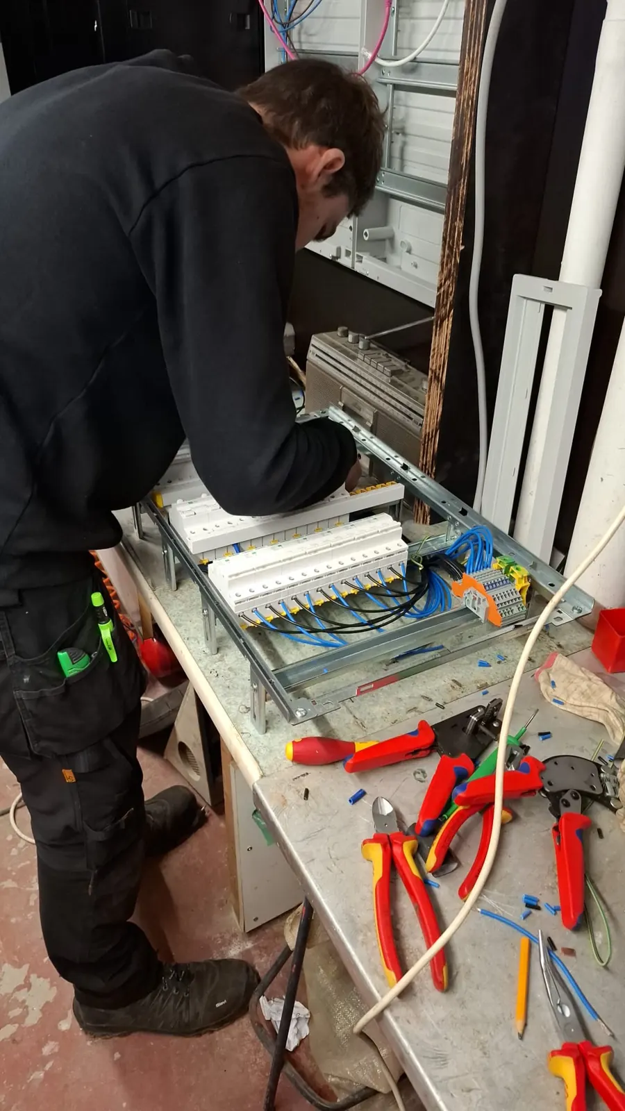 Elektricien van Zamora Electric bekabelt een verdeelkast