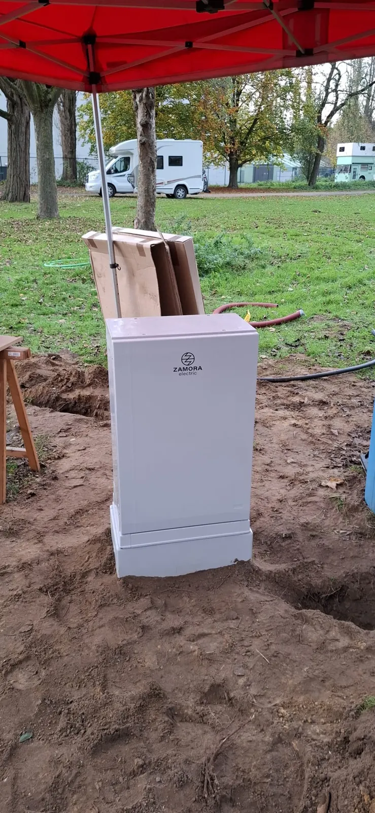 Plaatsing van een nieuwe voedingskast in de grond