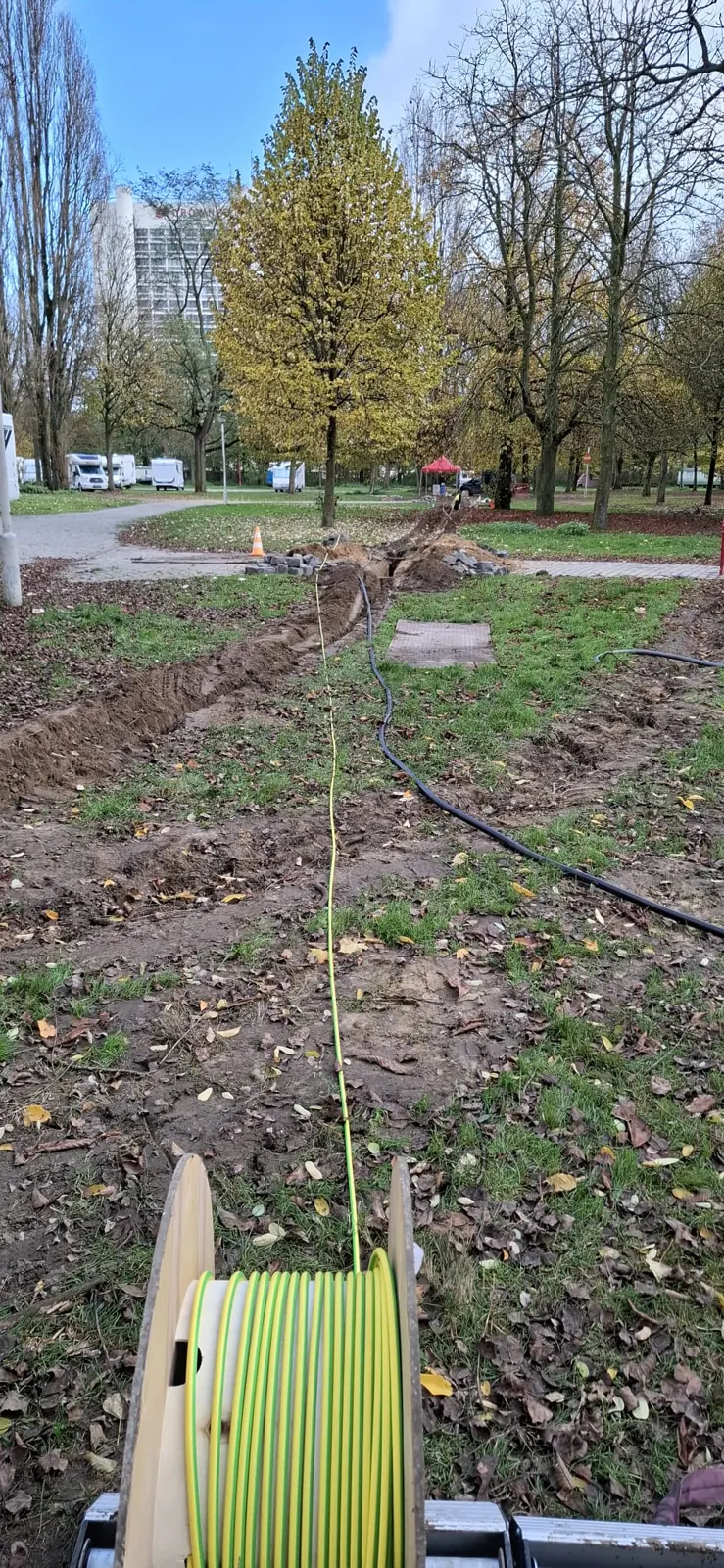 Kabelsleuf en kabelhaspel op het campingterrein