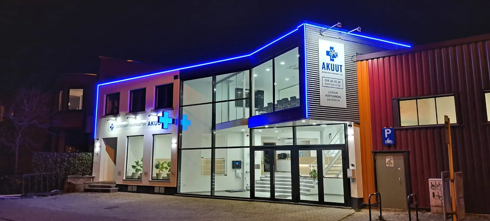 LED-gevelverlichting van de dierenkliniek bij avond