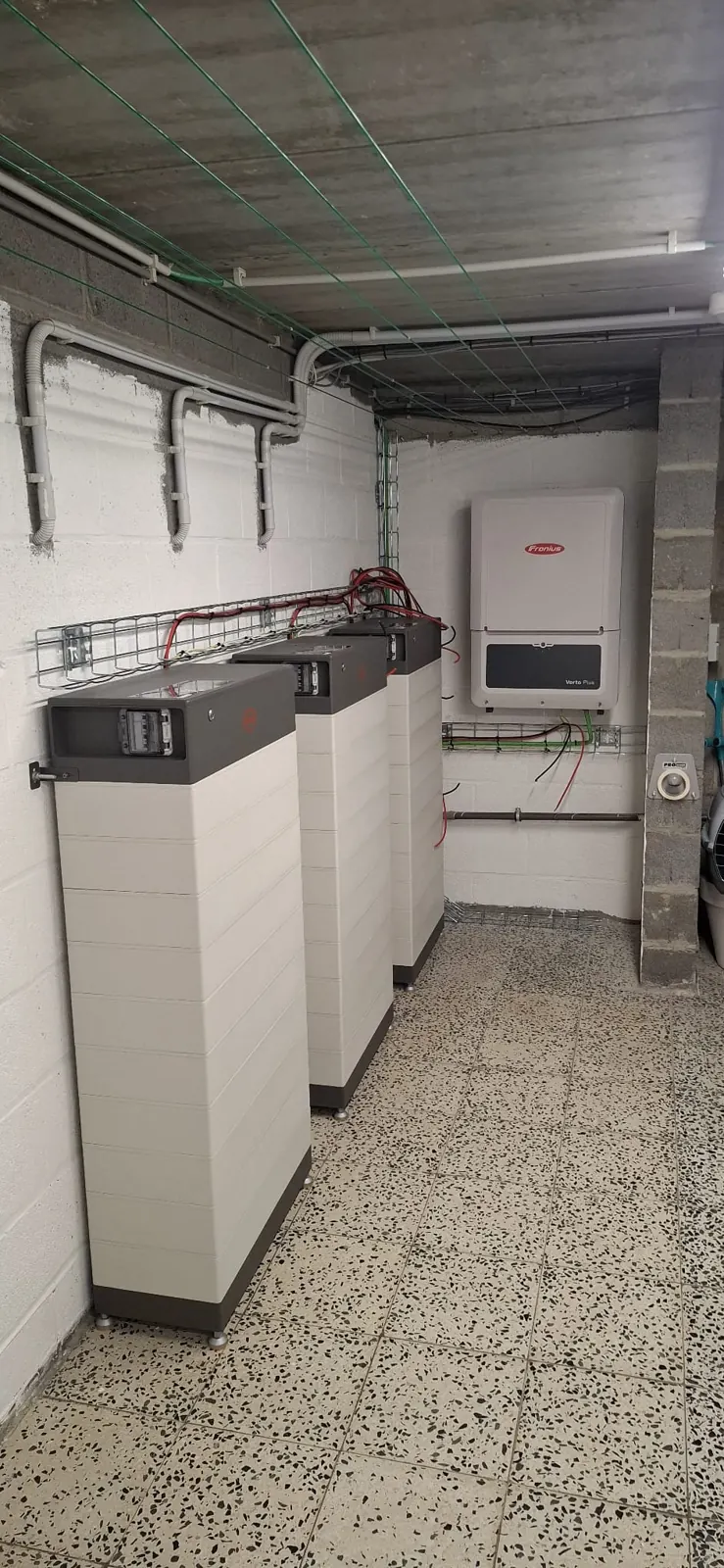 Fronius-omvormer en batterijmodules in de technische ruimte
