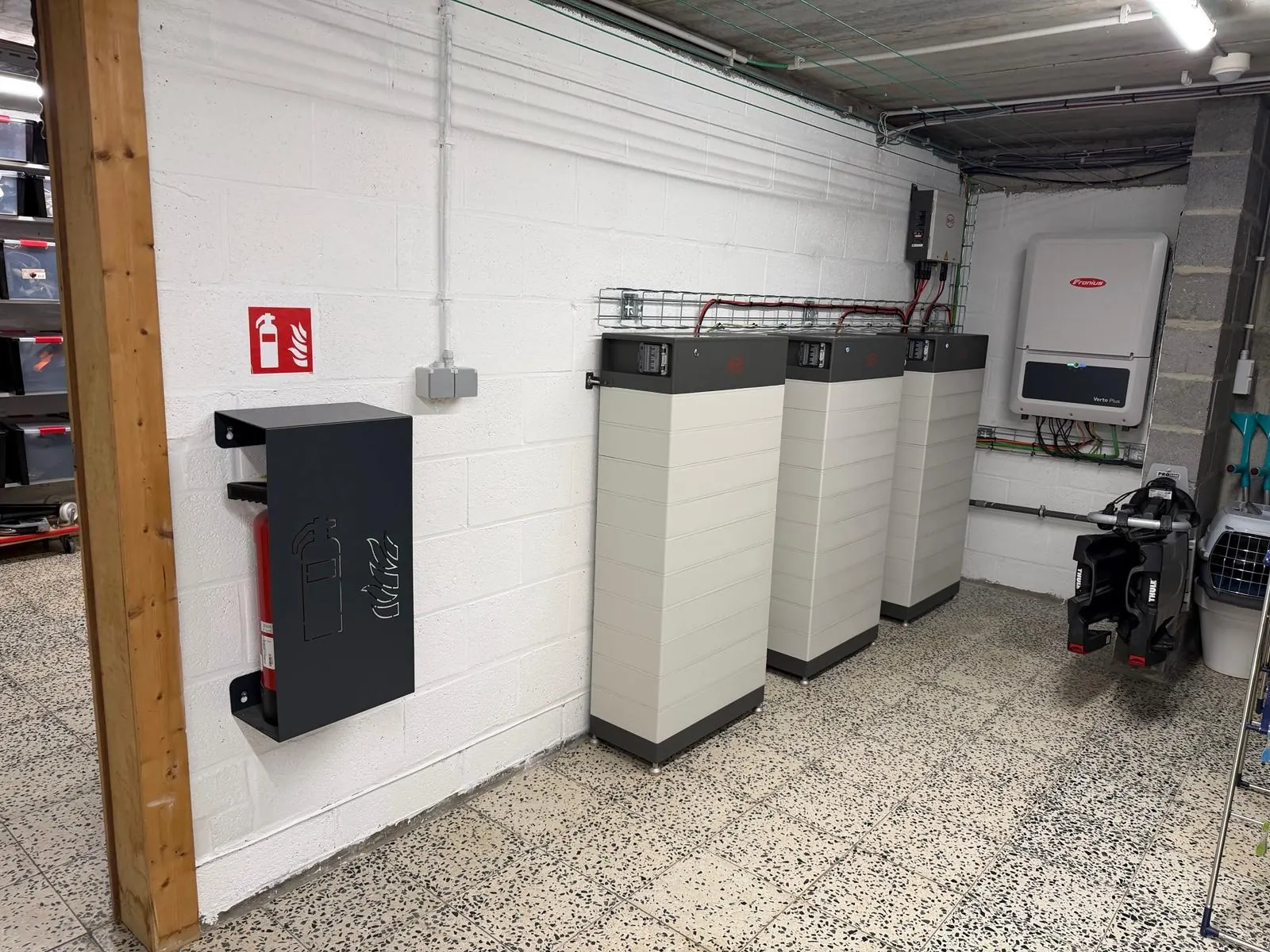 Batterijopslag van 90 kWh naast de Fronius-omvormer