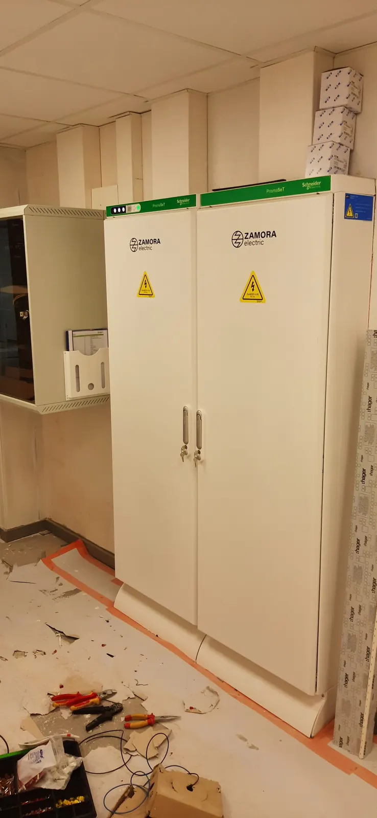 Gesloten schakelkasten met Zamora Electric-markering