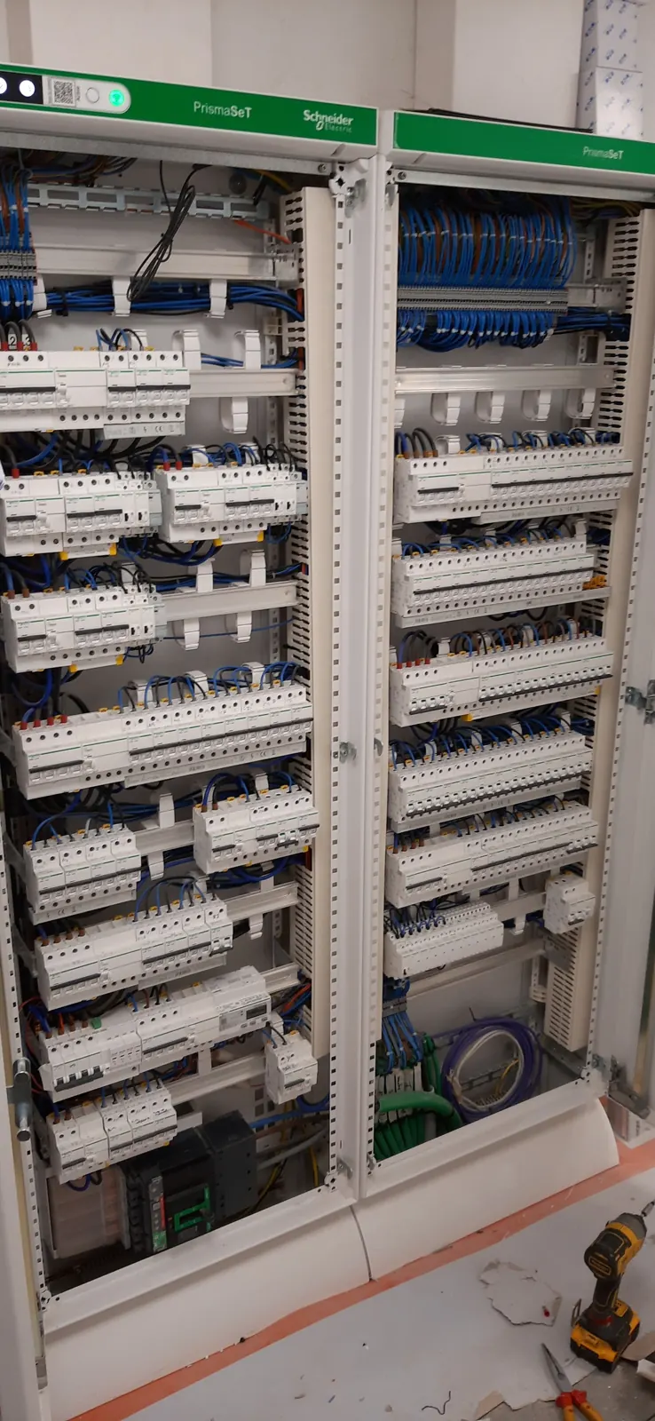 Bekabeling van een industriële schakelkast