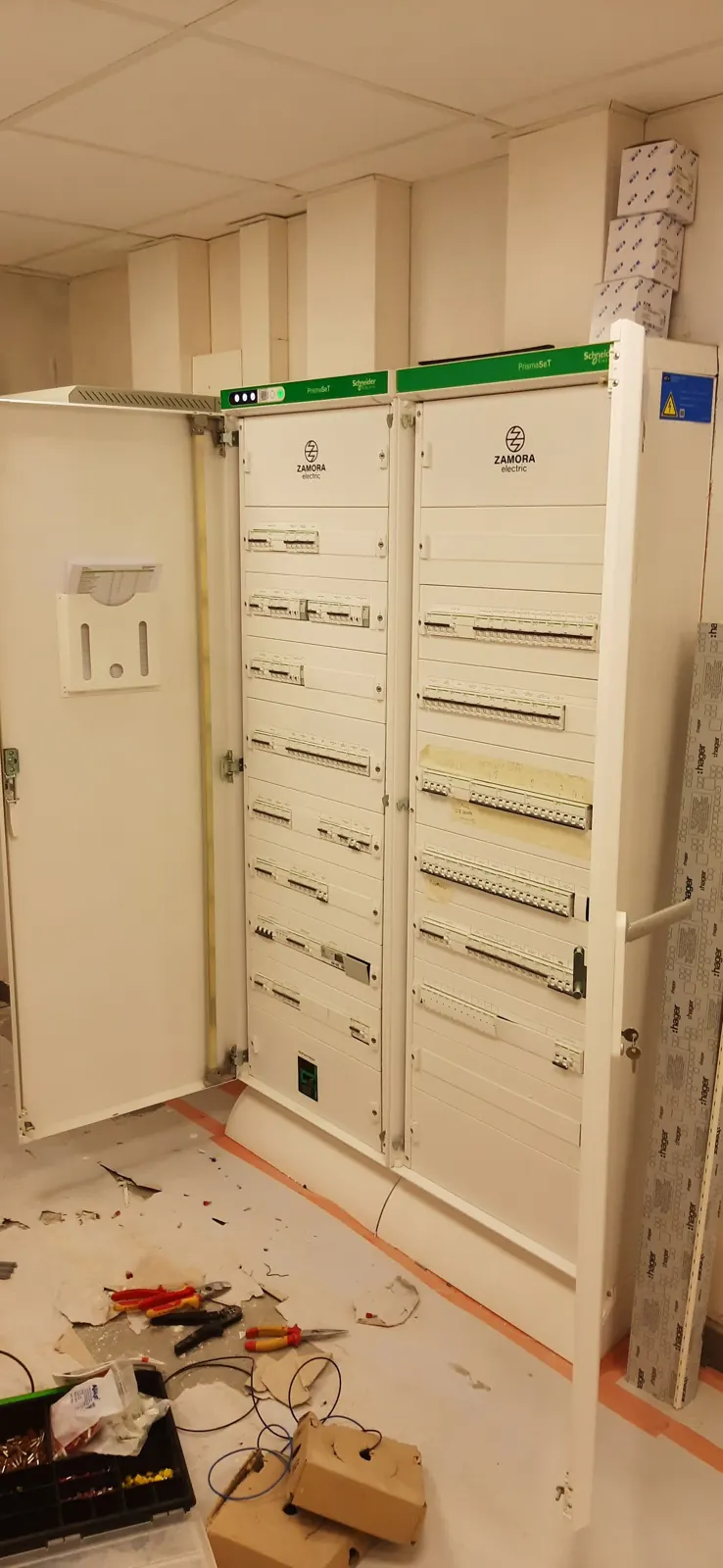 Schakelkasten tijdens de plaatsing