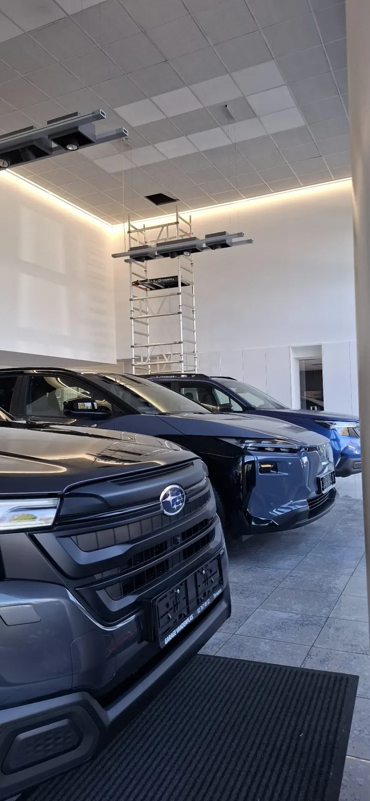 Showroom van Garage Vandenplas in Tervuren met verlichting
