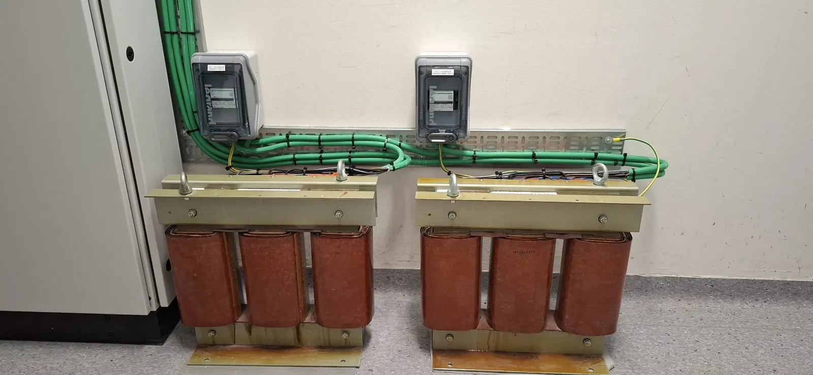 Twee transformatoren voor de omzetting naar 3x400 V + N
