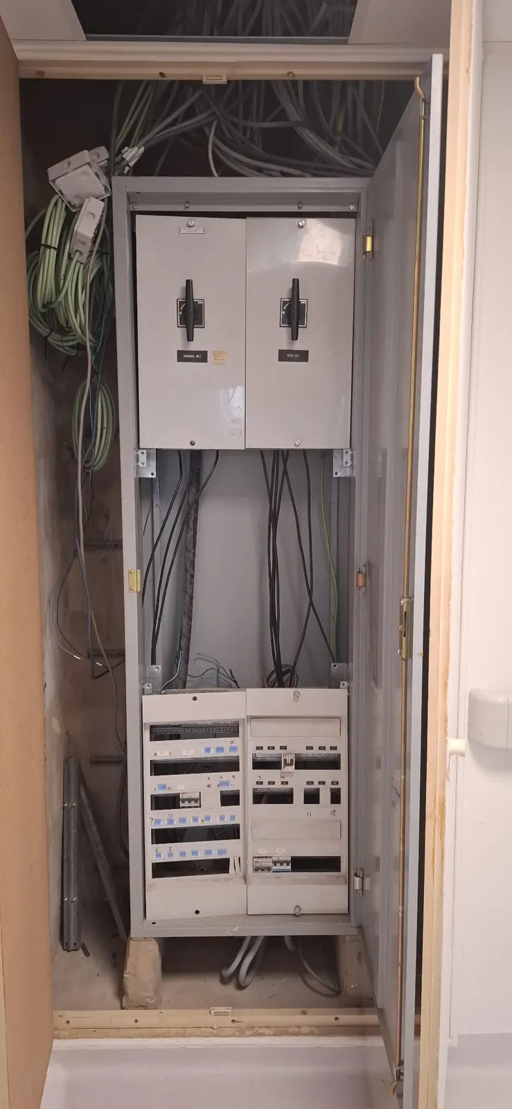 Afgewerkte verdeelkast met nieuwe bekabeling