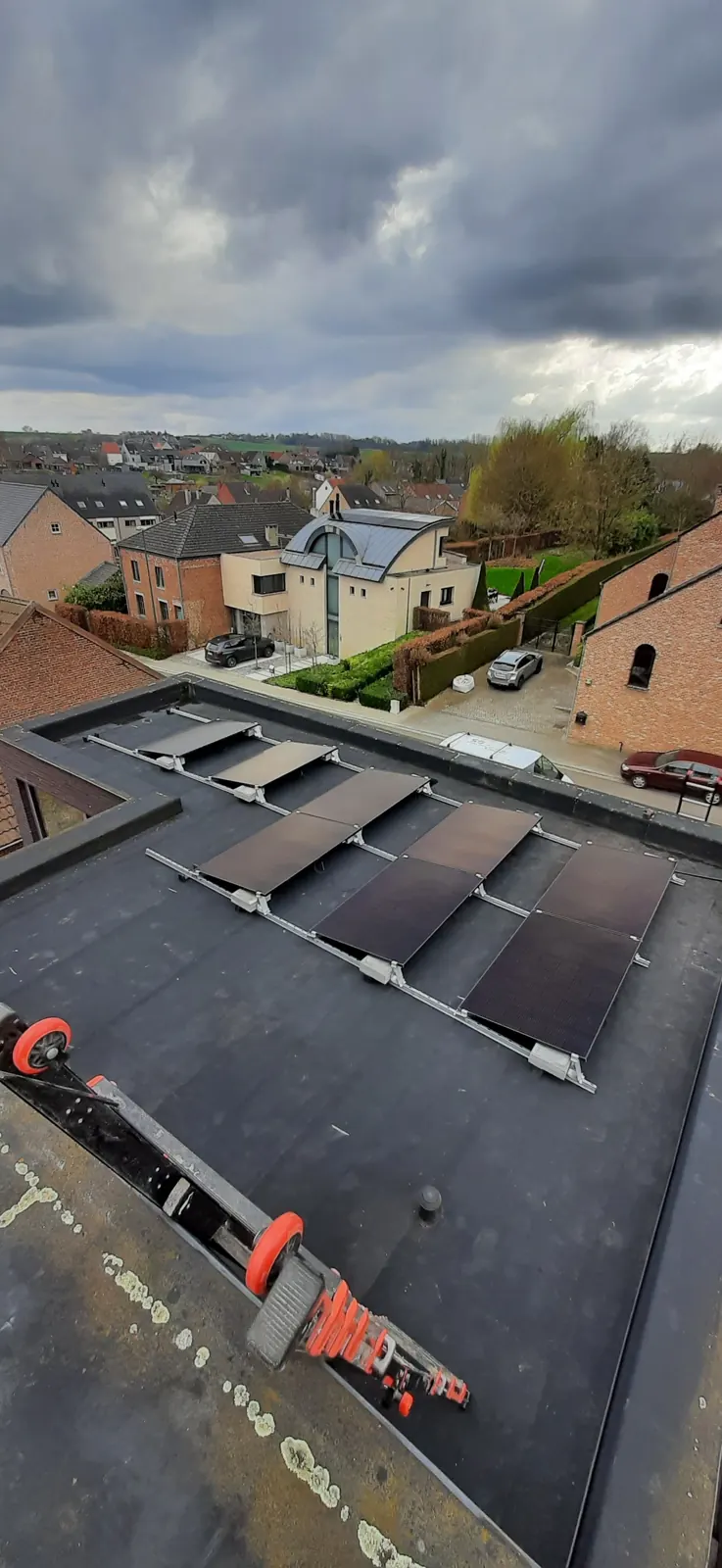 Rijen zonnepanelen op het dak van een woning